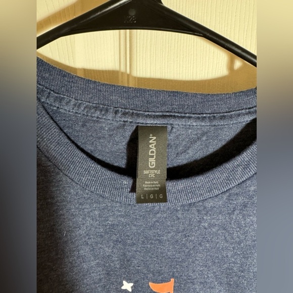 Disney 2024 graphic blue tee with rainbow castle and Minnie Mouse mens size M - Picture 2 of 7